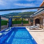 Ege Stone Korunakli Ve Isitmali Havuz Jakuzi Fethiye