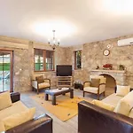 Ege Stone Korunakli Ve Isitmali Havuz Jakuzi *