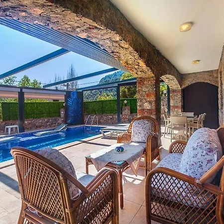 Ege Stone Korunakli Ve Isitmali Havuz Jakuzi Villa *