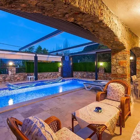 Ege Stone Korunakli Ve Isitmali Havuz Jakuzi