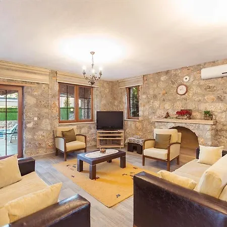 Ege Stone Korunakli Ve Isitmali Havuz Jakuzi *