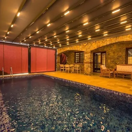 Ege Stone Korunakli Ve Isitmali Havuz Jakuzi フェティエ