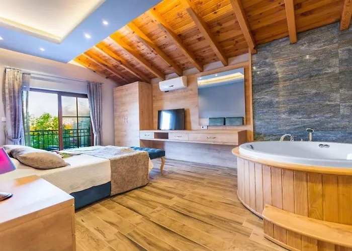 Ege Stone Korunakli Ve Isitmali Havuz Jakuzi Fethiye