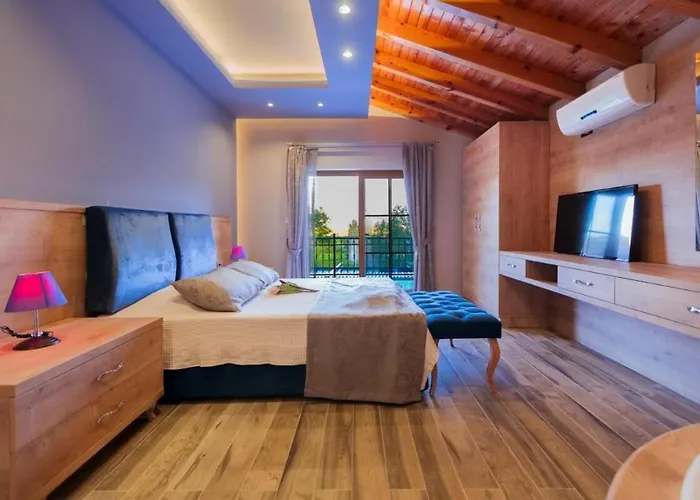 Ege Stone Korunakli Ve Isitmali Havuz Jakuzi Vila Fethiye