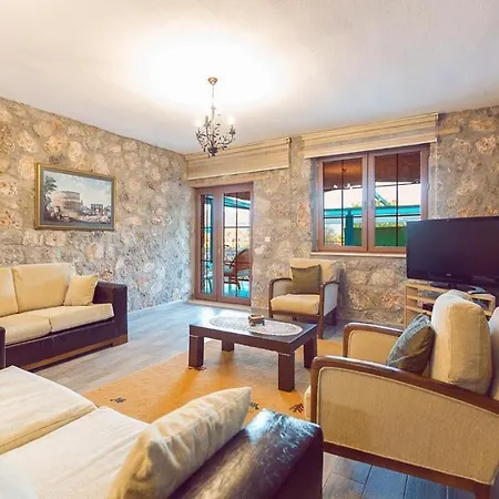 Ege Stone Korunakli Ve Isitmali Havuz Jakuzi