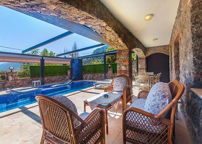 Ege Stone Korunakli Ve Isitmali Havuz Jakuzi Villa *