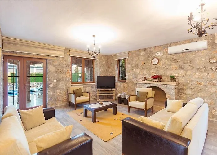 Ege Stone Korunakli Ve Isitmali Havuz Jakuzi *