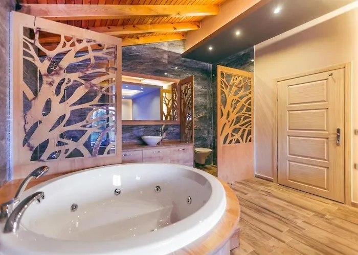 Ege Stone Korunakli Ve Isitmali Havuz Jakuzi Fethiye